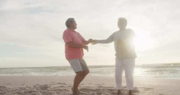 Ευτυχισμένο Ζευγάρι Ισπανόφωνων Τελειόφοιτων Που Χορεύουν Στην Παραλία Έρωτας Ρομαντισμός — Αρχείο Βίντεο
