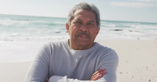 Retrato Hombre Mayor Hispano Parado Playa Mirando Cámara Vacaciones Vacaciones — Vídeo de stock