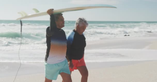 Boční Pohled Šťastný Starší Hispánský Pár Procházky Pláži Surfy Sportovní — Stock video