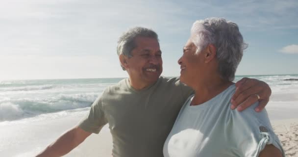 快乐的老夫妇在日落时拥抱并在海滩上散步 浪漫和退休生活方式 — 图库视频影像