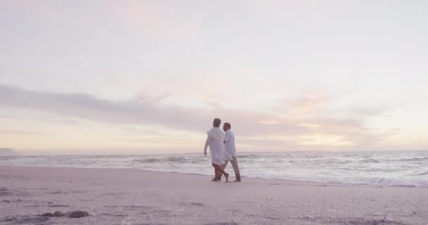 Vista Trasera Pareja Hispana Ancianos Caminando Playa Atardecer Amor Romance — Vídeos de Stock