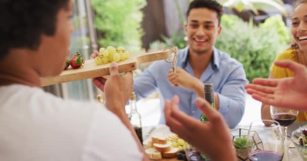 Gruppo Diversi Amici Maschi Femmine Che Tengono Frutta Tavola Cena — Video Stock