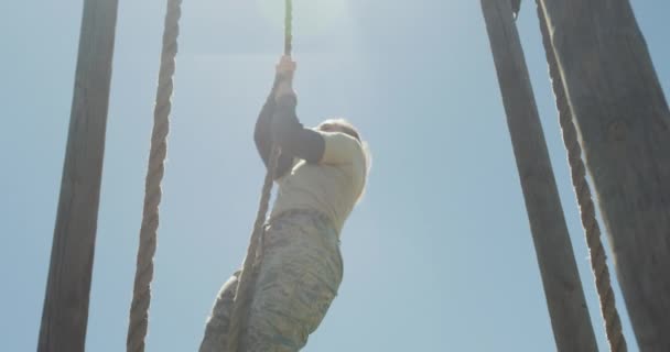 适合高加索女兵爬上障碍跑道上的绳子 健康积极的生活方式 在新兵训练营的室外交叉训练 — 图库视频影像