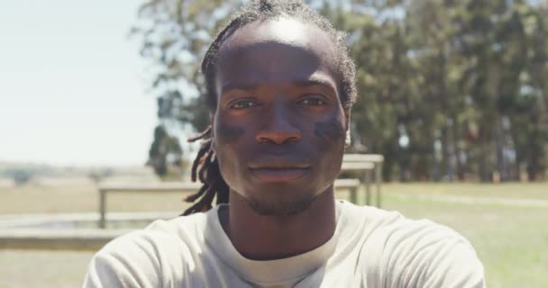 Portret Van Zelfverzekerde Afro Amerikaanse Mannelijke Soldaat Met Dreadlocks Zwarte — Stockvideo
