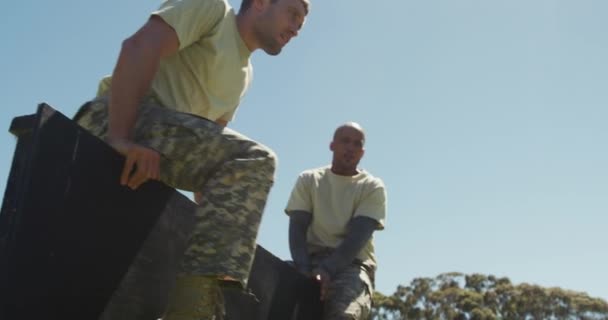 Deux Soldats Masculins Bonne Forme Aident Autre Grimper Obstacle Élevé — Video