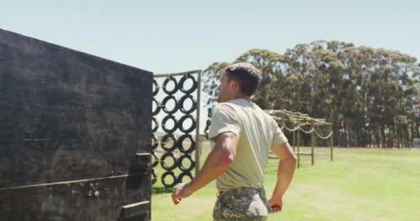 Ajuste Soldado Masculino Caucasiano Curso Obstáculo Exército Campo Escalando Sobre — Vídeo de Stock