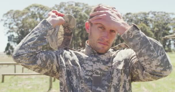 Porträtt Kaukasisk Manlig Soldat Stridsuniform Och Mössa Stående Arméns Hinderbana — Stockvideo