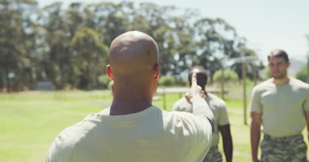 Aktern Afrikansk Amerikansk Manlig Soldat Instruera Olika Grupp Hinderbana Vänder — Stockvideo