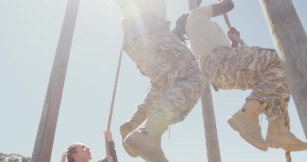 Três Soldados Masculinos Femininos Ajustados Diversos Que Escalam Cordas Curso — Vídeo de Stock