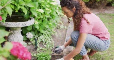 Çift ırklı kadın bahçıvanlığı, çiçek dikme. Bahçıvanlık, bahçıvanlık ve bahçe işleri..