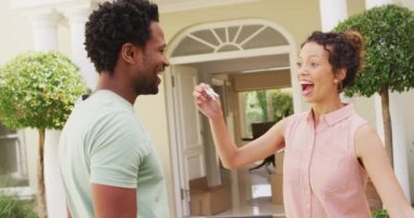 Yeni evin önünde sevinçle kucaklaşan mutlu çift. Yatırım ve yeni başlangıçlar, mülk ve ev sahipliği