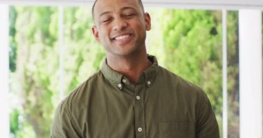 Kameraya bakıp gülen mutlu bir melez portresi. Kaliteli boş vakitlerin tadını çıkarıyor..