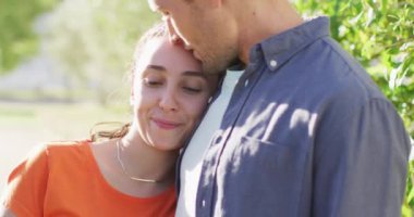 Kafkasyalı genç çiftin kucaklaşması ve dışarıda zaman geçirmesi. Açık havada güzel vakit geçirmenin tadını çıkarıyorum..