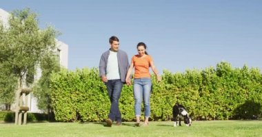 Kafkasyalı mutlu çift köpeklerini yürüyüşe çıkarıyor. ev hayatı, hayvan sahipliği ve hayvan bakımı.