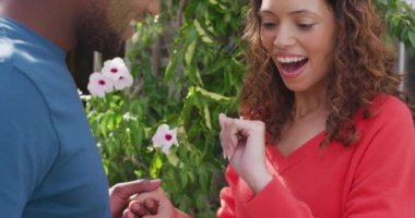 Evlenme teklifi üstüne yüzük alan mutlu melez kadın. Romantizm ve gelenek, evlilik teklifi ve nişan yüzüğü.