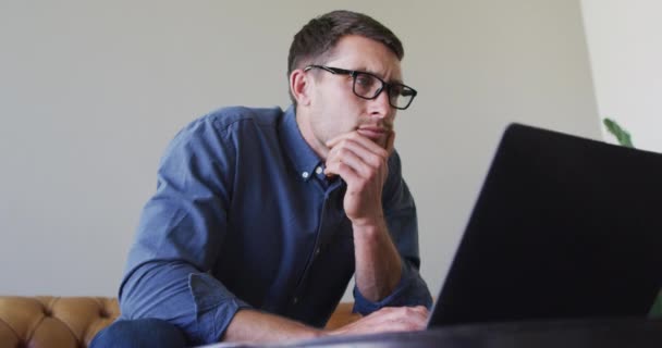 Uomo Caucasico Con Gli Occhiali Che Lavora Casa Usando Computer — Video Stock