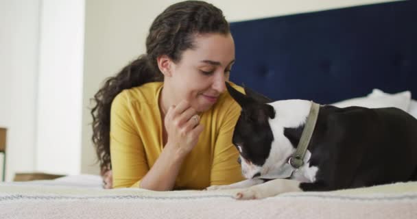 Fehér Otthon Játszik Kutyájával Élvezi Minőségi Szabadidő Otthon — Stock videók