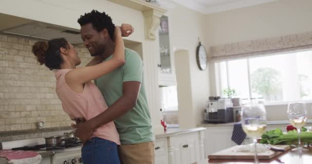 Gelukkige Biraciale Paar Knuffelen Keuken Tijdens Het Koken Liefde Relatie — Stockvideo
