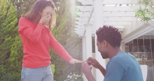 Homem Biracial Feliz Propondo Joelhos Com Anel Para Mulher Surpreso — Vídeo de Stock