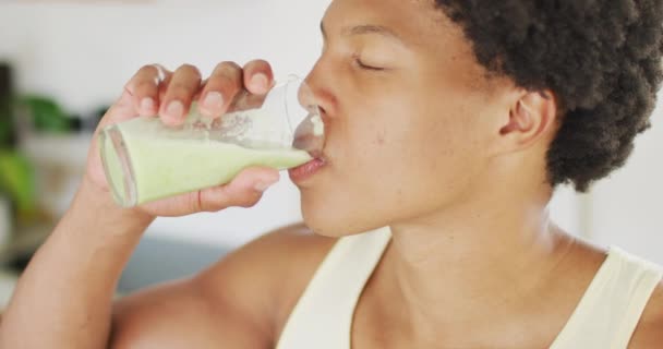 Fit Αφρικής Αμερικανός Άνθρωπος Μαγείρεμα Πίνοντας Υγιεινό Πράσινο Smoothie Υγιής — Αρχείο Βίντεο