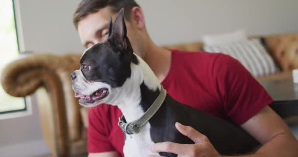 白人在家里和他的狗玩耍 在家中享受优质的闲暇时间 — 图库视频影像