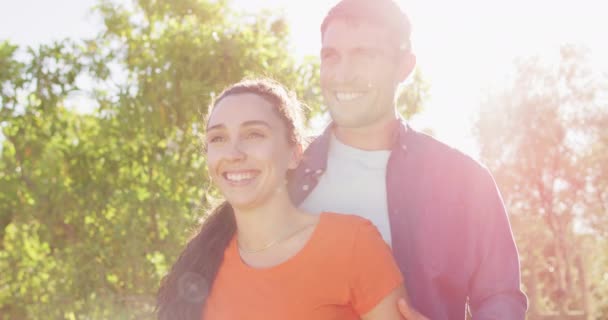 Feliz Pareja Caucásica Pasando Tiempo Juntos Afuera Disfrutar Tiempo Libre — Vídeo de stock