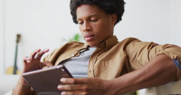 Šťastný Afroameričan Používající Doma Tablet Volný Čas Využitím Technologie Relaxace — Stock video