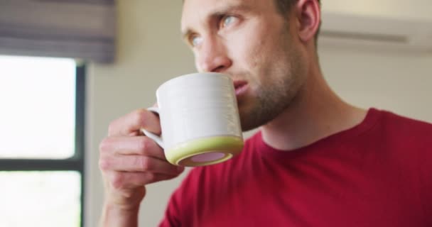 Bedachtzame Blanke Man Kijkt Uit Het Raam Drinkt Koffie Huiselijke — Stockvideo