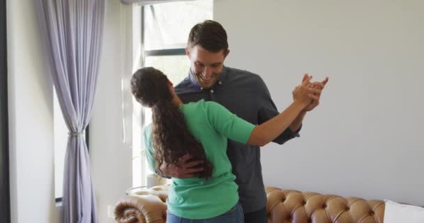 Молодая Счастливая Кавказская Пара Влюбленная Разговаривающая Танцующая Дома Наслаждаясь Качественным — стоковое видео