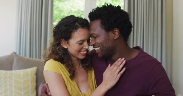 Portrét Šťastného Páru Jak Dívá Kamery Objímají Usmívají Láska Vztah — Stock video