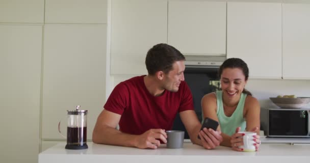 Glückliches Kaukasisches Paar Das Kaffee Trinkt Und Smartphone Benutzt Qualitativ — Stockvideo