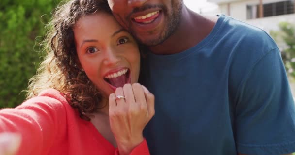 Feliz Pareja Birracial Tomando Selfie Jardín Después Propuesta Romance Tradición — Vídeo de stock