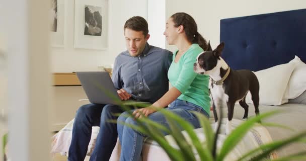 Young Caucasian Couple Talking Paying Bills Using Laptop Domestic Life — Stock Video