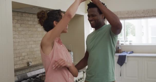 Gelukkige Biraciale Paar Dansen Samen Keuken Liefde Relatie Genieten Van — Stockvideo