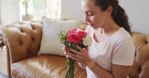 Szczęśliwa Młoda Biała Kobieta Miłości Pachnąca Bukietem Kwiatów Walentynki Romans — Wideo stockowe