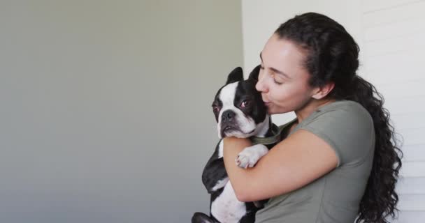 Mulher Caucasiana Feliz Está Brincando Com Seu Cão Casa Desfrutando — Vídeo de Stock