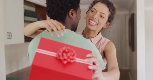 Mulher Biracial Feliz Abraçando Seu Parceiro Segurando Caixa Com Presente — Vídeo de Stock