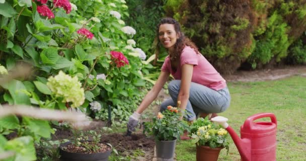 Mulher Biracial Feliz Jardinagem Plantando Flores Horticultura Jardinagem Passar Tempo — Vídeo de Stock