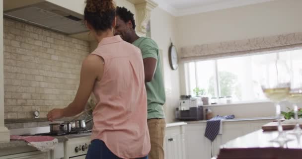 Счастливая Пара Танцующая Вместе Кухне Любовь Отношения Наслаждаясь Качественным Отдыхом — стоковое видео