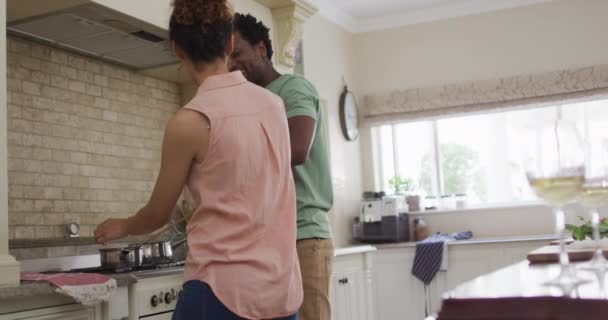 Gelukkige Biraciale Paar Dansen Samen Keuken Liefde Relatie Genieten Van — Stockvideo