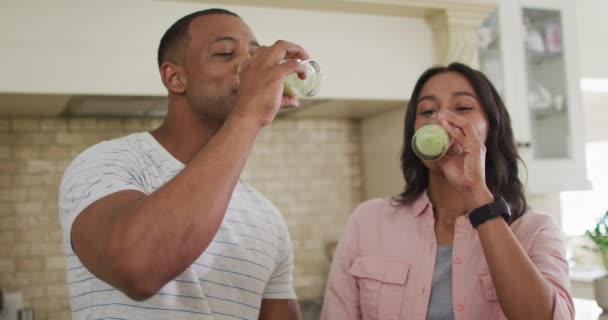 キッチンで自家製スムージーを飲む幸せな出産のカップル 健康的なライフスタイルと家庭での質の高い余暇を楽しむ — ストック動画