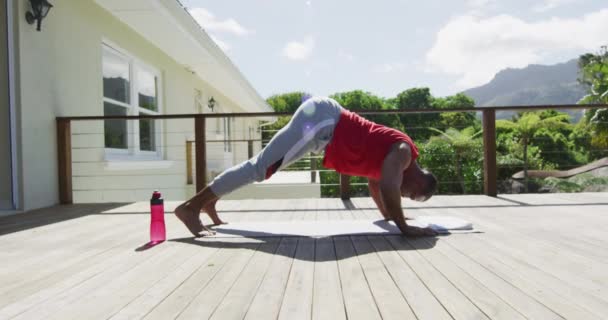 Hombre Birracial Enfocado Practicando Yoga Estera Terraza Estilo Vida Activo — Vídeos de Stock