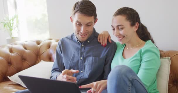 一对年轻的高加索夫妇用笔记本电脑聊天和付账 家庭生活和责任 — 图库视频影像