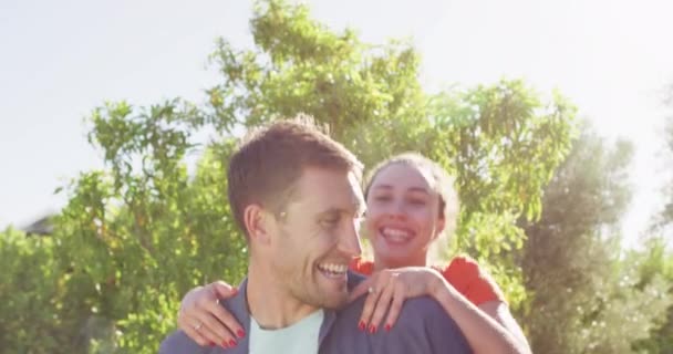 Kafkasyalı Mutlu Çift Dışarıda Vakit Geçiriyor Açık Havada Güzel Vakit — Stok video