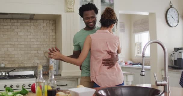 Glückliches Paar Das Zusammen Der Küche Tanzt Liebe Und Beziehung — Stockvideo