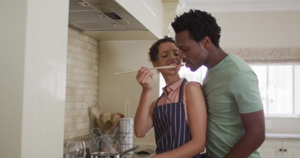 Gelukkige Biraciale Koppel Koken Samen Proberen Schotel Liefde Relatie Genieten — Stockvideo