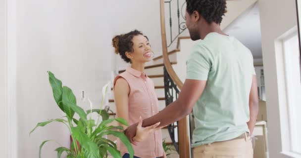 Melez Çiftin Yeni Evinde Mutluluktan Kucaklaşması Yatırım Yeni Başlangıçlar Mülk — Stok video