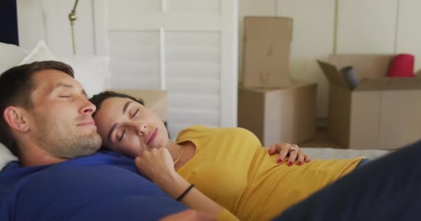 Felice Coppia Caucasica Riposando Facendo Pisolino Letto Godendo Tempo Libero — Video Stock