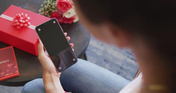 Ευτυχισμένη Νεαρή Καυκάσια Γυναίκα Ερωτευμένη Χρησιμοποιώντας Smartphone Και Κάνοντας Βιντεοκλήση — Αρχείο Βίντεο