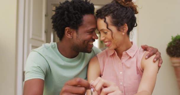 Щаслива Подружня Пара Обіймається Радістю Тримає Ключі Перед Новим Будинком — стокове відео